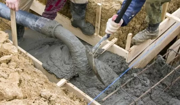 Pouring and setting concrete | EasyMix Concrete 